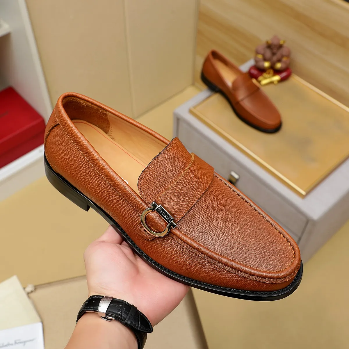 Men's shoes 250 Ferragamo [Ferragamo] top imported suit men's shoes 💯Original copy of the official website, product materials: selected imported embossed calfskin + luxury hardware buckle accessories ~ imported water-dyed cow 🐂 leather lining. Strong three-dimensional visual effect, original combination outsole, multiple colors available😘 Size: 39-44 (38.45.46. Customized)
